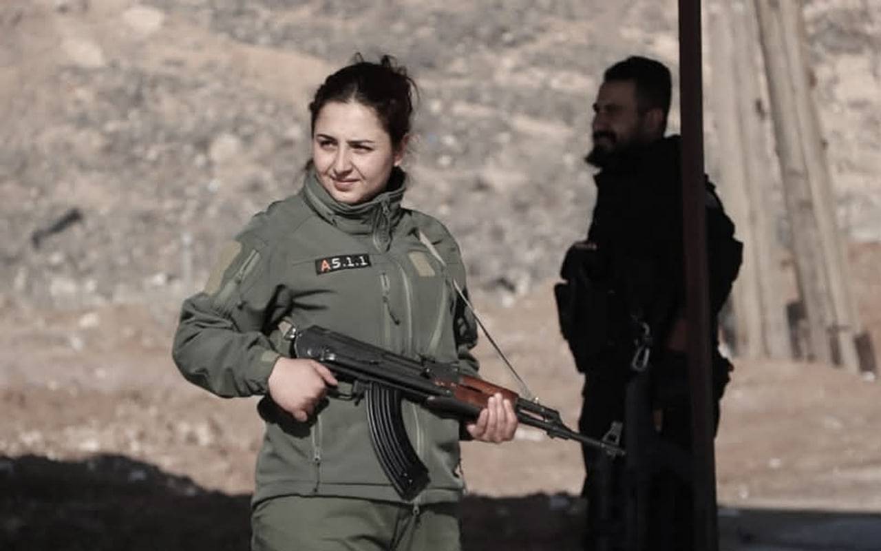 ژنانی رۆژائاوا پێداگری دەکەن؛ ئەوان چەکدانان رەتدەکەنەوە