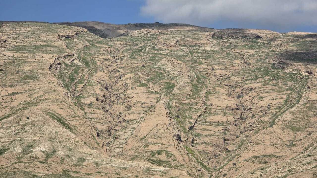 ئێسک و پروسکی دەیان چەکداری د۱عـ.،ـش لەبن بەرد و ئەشکەوتەکاندان؛ خەڵکی ناوچەکە داوای هەڵگرتنەوەیان دەکات